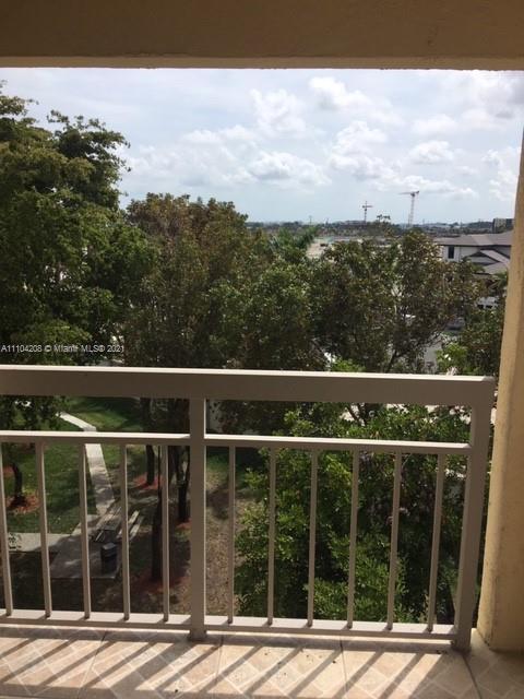 Foto del edificio - 8290 Lake Dr
