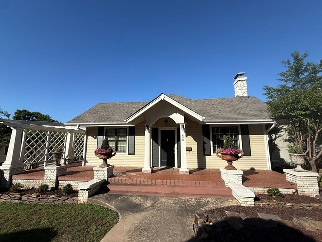Building Photo - 200 Ridgeway Dr