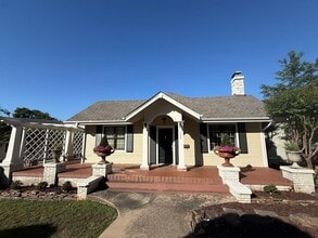 Building Photo - 200 Ridgeway Dr