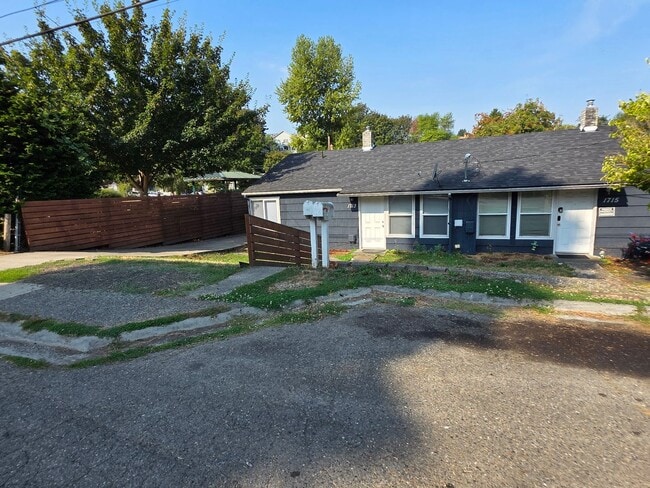 Building Photo - Remolded Bremerton Duplex with fully fence...