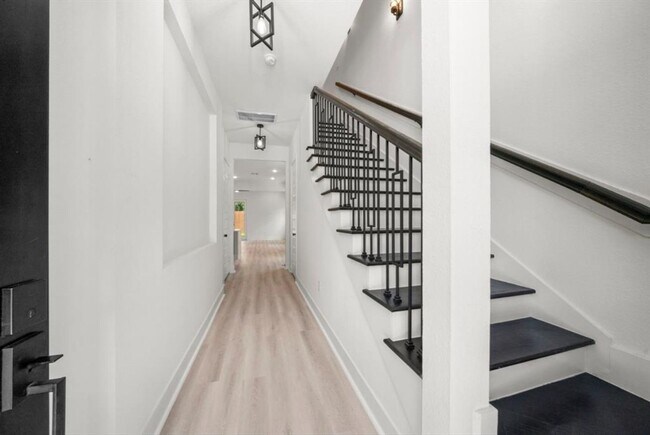 Building Photo - Modern Luxury 3bd/2.5 bath Duplex for Rent