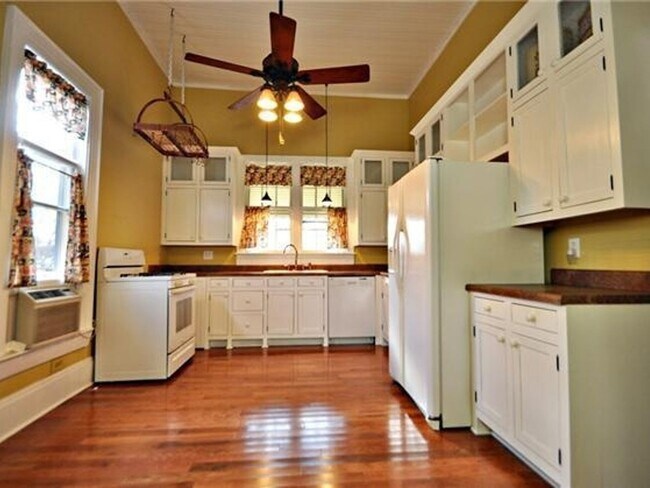 Foto del edificio - Beautiful 3-4 Bedroom, 2 Bath, Single Fami...