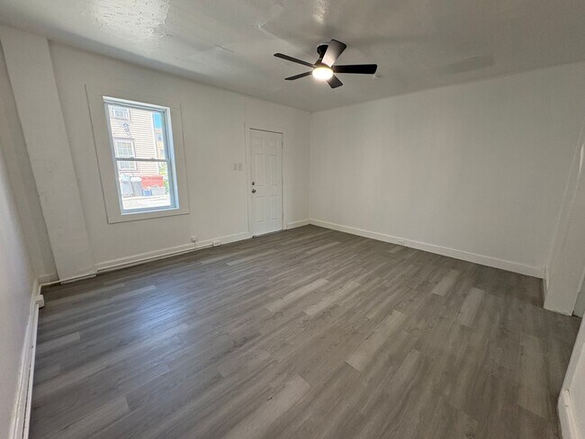 Foto del edificio - Newly Renovated Three-Bedroom, One Bathroom Row Home - Special Available – Contact Our Office for...