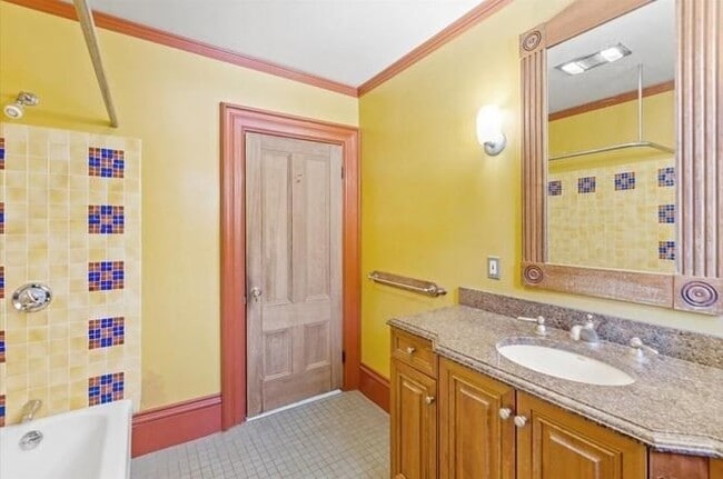 Building Photo - 407 Main St