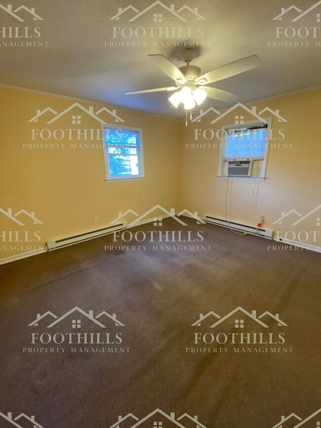 Building Photo - 115 Holliday Ln