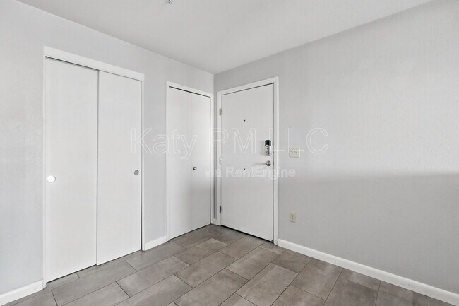 Foto del edificio - 1005 E 8th St