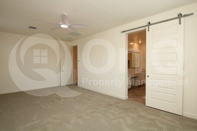 Foto del edificio - 943 E Danbury Dr