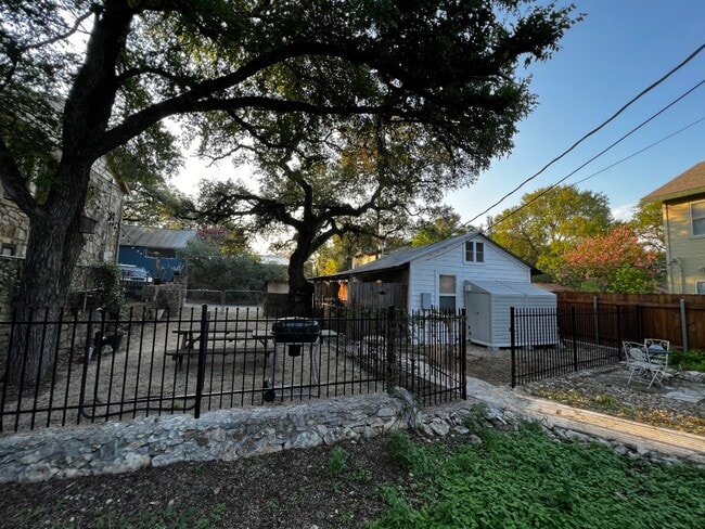 Building Photo - 610 Cliff Dr