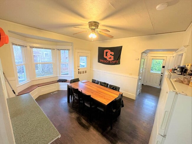 Building Photo - Monroe & 23rd St. Big 6 Bed 2 bath Home