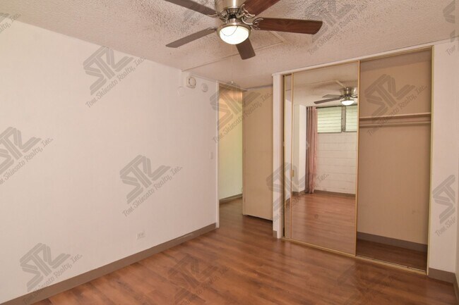 Building Photo - 620 McCully St