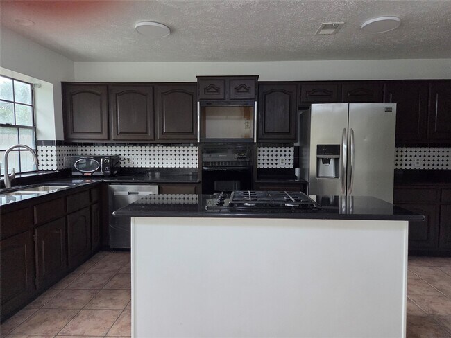 Building Photo - 2827 Lake Colony Dr