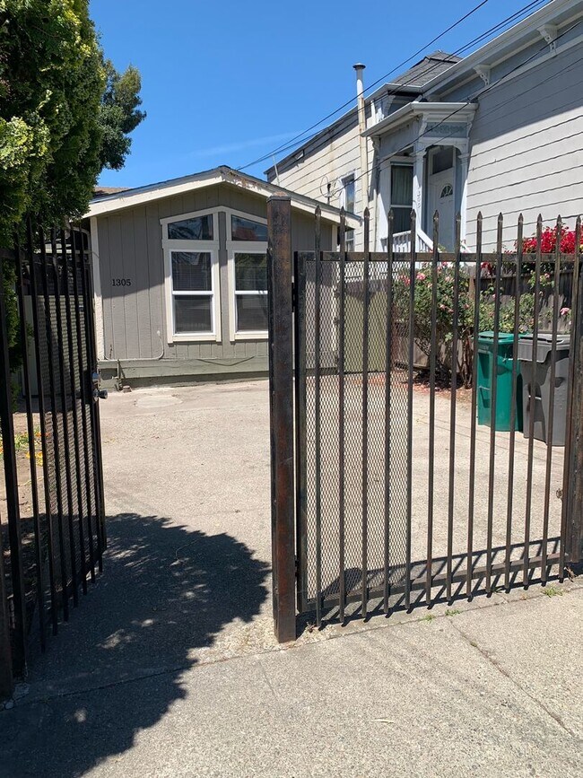 Building Photo - 1/2 Off First Month's Rent, 2Bdrm, 1Bath, ...