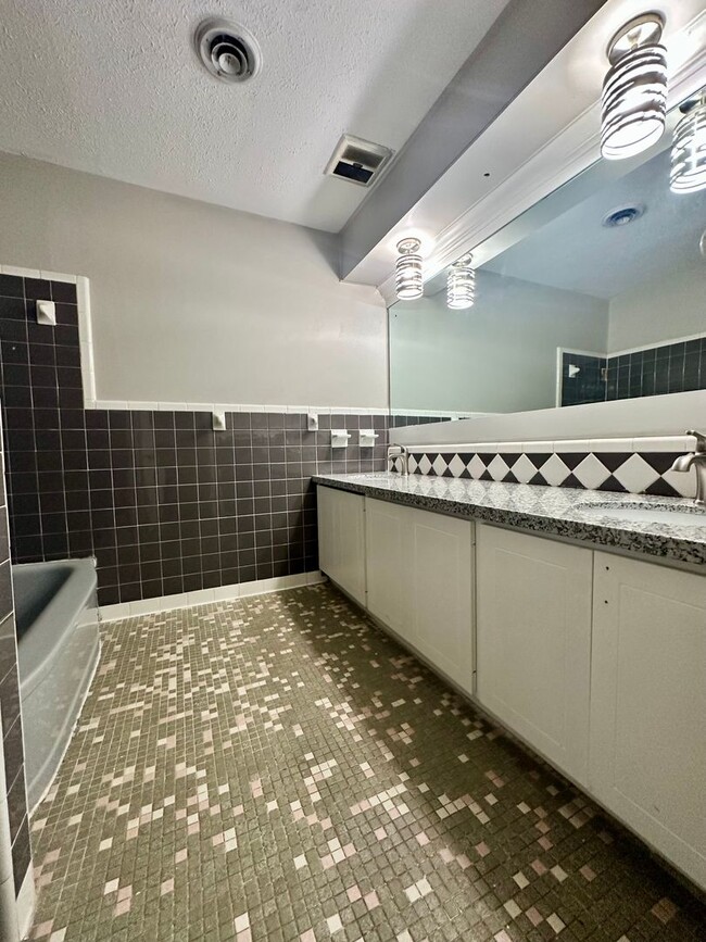 Building Photo - Spacious 4 Bedroom Home in Pearl!