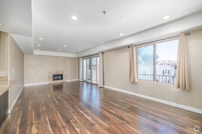 2 habitaciones, 2.5 baños - 1300 pies cuadrados - Sala de estar - Holt Townhomes