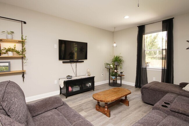 Foto del edificio - Newer Home in Valparaiso