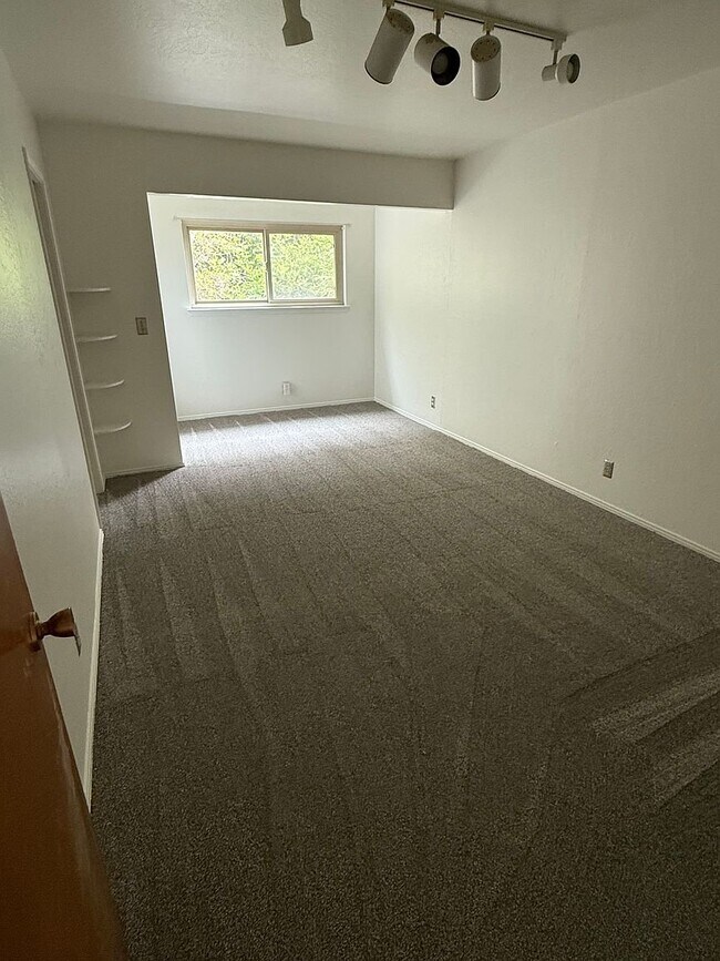 Building Photo - 561 Princeton Pl