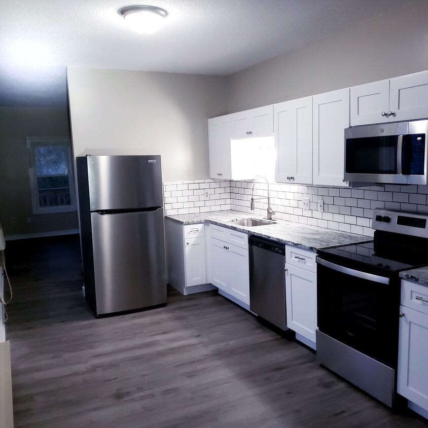 Kitchen w/granite countertops - 2170 Main St