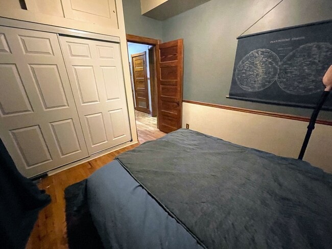 Building Photo - 827 W Aldine Ave