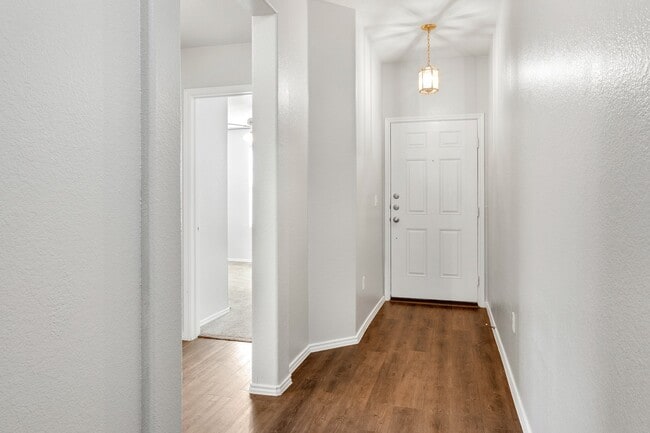 Building Photo - Charming Home with Elegant Granite Countertops and Cabinets!