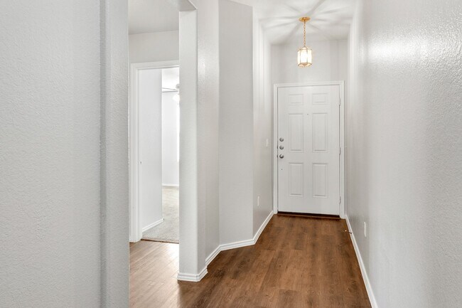 Foto del edificio - Charming Home with Elegant Granite Countertops and Cabinets!