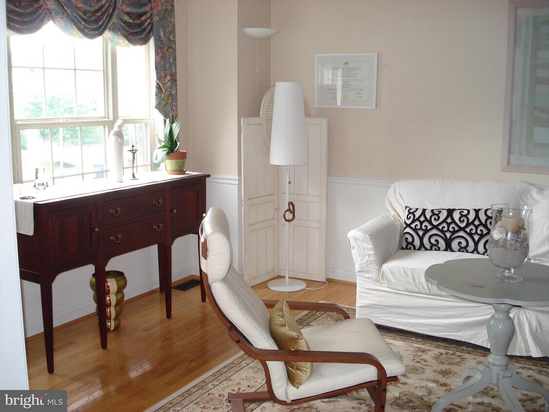 Primary Photo - 103 Blue Jay Way
