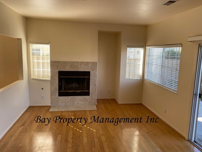 Building Photo - Las Palmas II: A Luxurious 4 Bedroom Home in the Acclaim Community