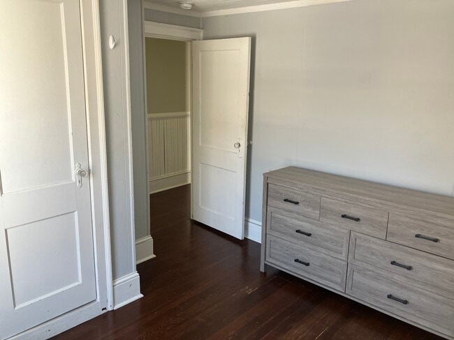 Building Photo - 5 Pine St