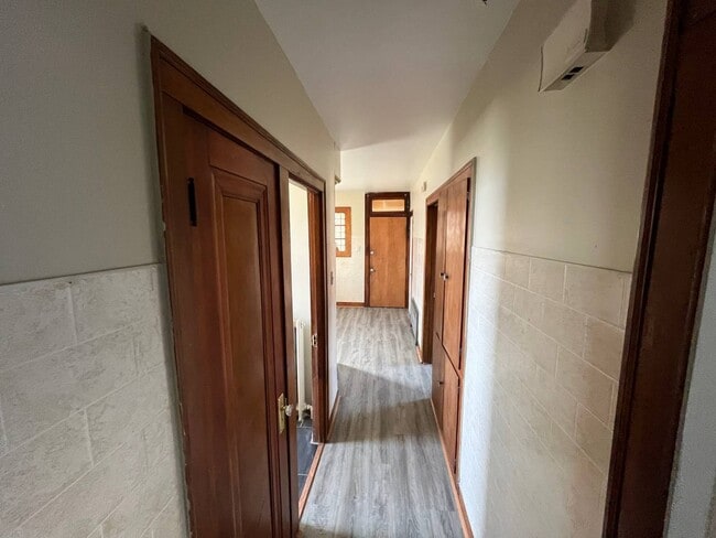 Building Photo - 302 E 148th Pl