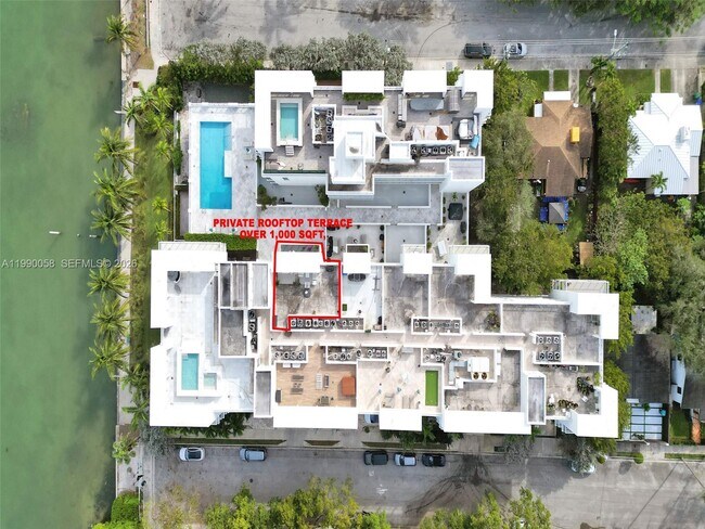 Foto del edificio - 720 NE 62nd St