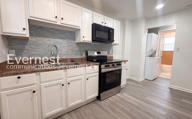 Building Photo - 1 Bed/1 Bath Duplex with Modern Amenities / Available Now!