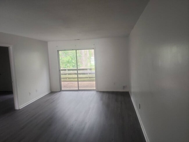 Building Photo - 2 Bedroom 2 Bathroom Duplex