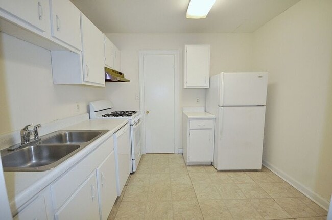 Building Photo - 2841 Tully Square