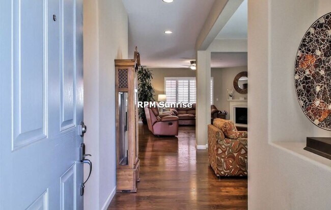 Building Photo - Spacious 3BR/2BA House Near Shopping & Dining