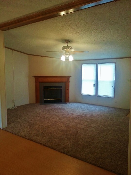 Foto del edificio - 200 N Field Rd