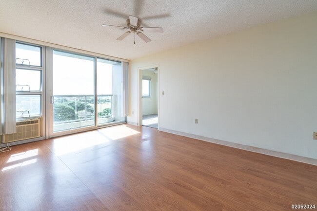 Building Photo - 3 Bd 1 Ba 2 tandem Prkg - Paiwa Tower - 94...