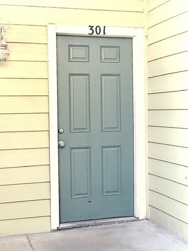 Building Photo - K215 - West University Place #301