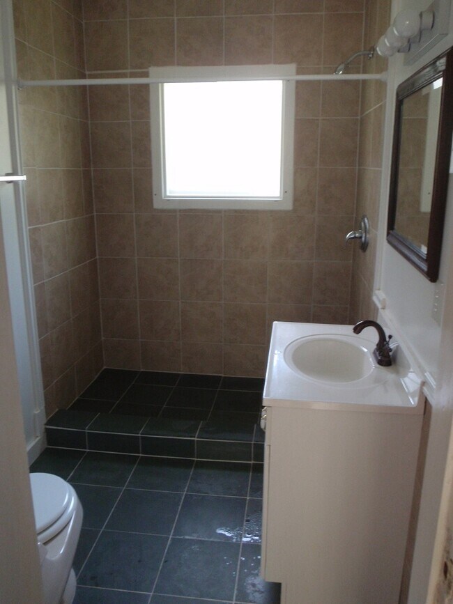 Foto del edificio - Two story, 7 Bedroom 2 Bath House on South Hill!