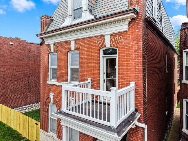Front bacony - 2722 Armand Pl