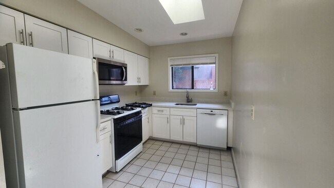 Foto del edificio - Spacious Condo Close to King St Metro/Old ...