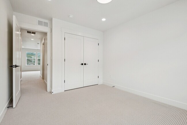 Foto del edificio - 474 Ascent Dr