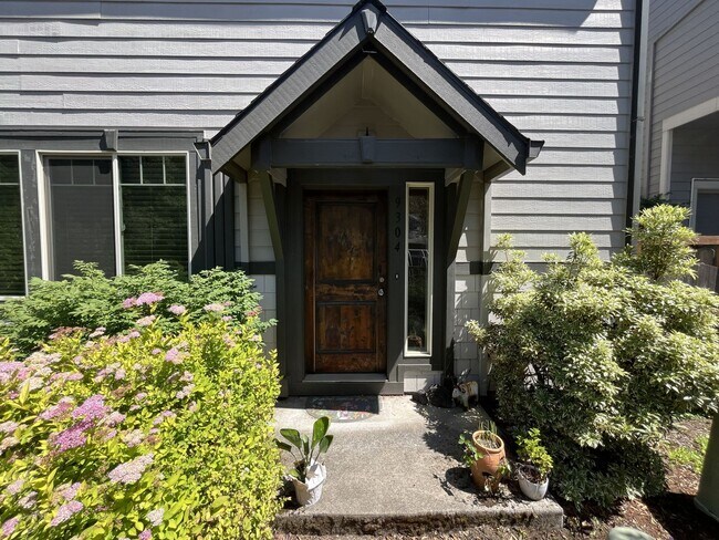 Foto del edificio - Bright and Modern North Portland Living with Three Bedrooms, Laundry Room & Attached Garage