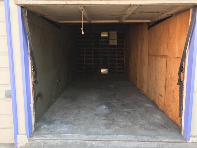 Building Photo - 1822 Reed Avenue, Garages