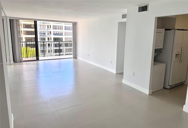 Building Photo - 1450 Brickell Bay Dr