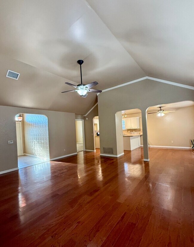 Building Photo - Amazing Home in Westmoor Addition!