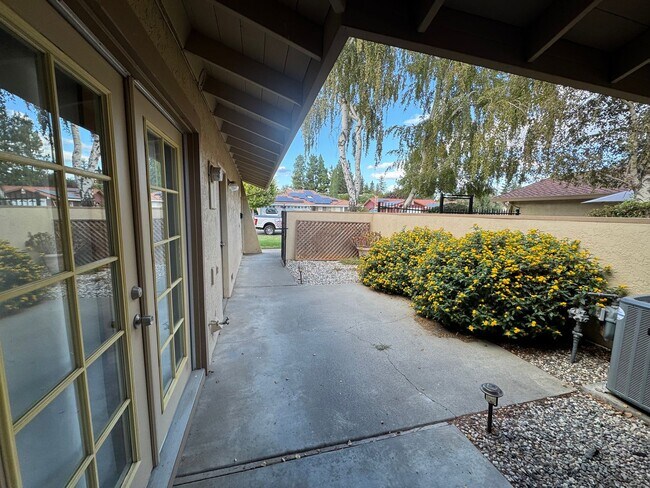 Foto del edificio - For Rent – Charming Woodland Condo with Co...