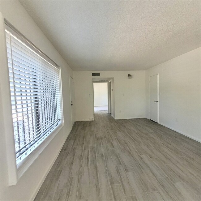 Building Photo - Stunning 3 bedroom condo