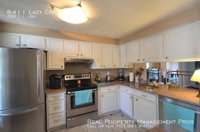 Building Photo - Charming, Sunny End Unit! Huge Fenced Yard!
