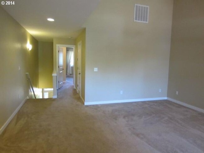 Foto del edificio - Charming 3 Bedroom 2.5 Bath Townhouse in the St. Johns Area! Garage and Washer & Dryer Provided