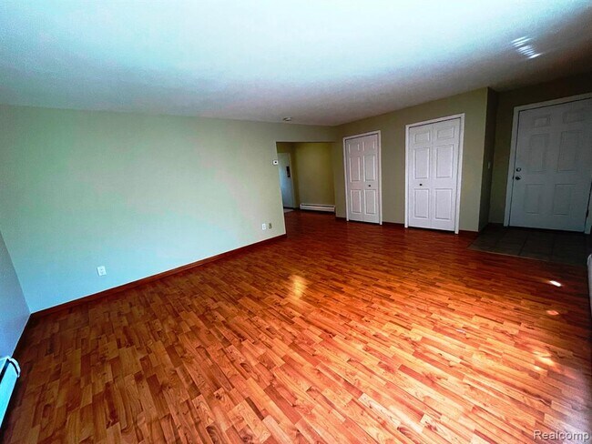 Foto del edificio - 2859 E Maple Rd