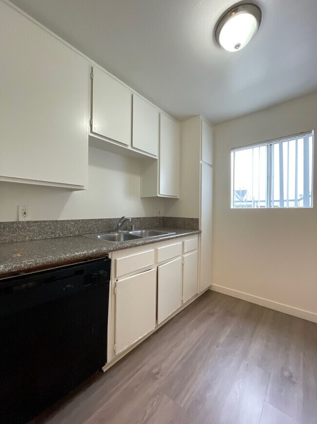 Foto del edificio - 1742 Cherry Ave